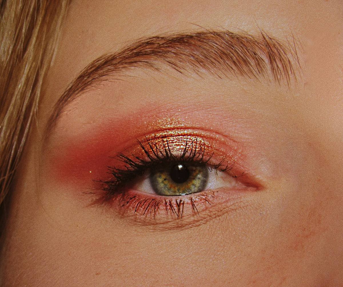 Bar chart showing gloss wear time: 2.1 hours without liner vs. 6.7 hours with compatible lip liner