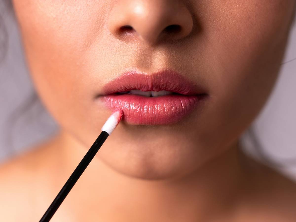 Diagram showing how matte lipstick bleeds without lip liner due to oil migration at lip border