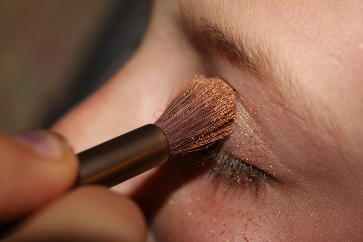 Comparison chart: Store-bought plumping liners vs. DIY lip enhancer liner ingredients showing irritants vs. skin-friendly oils and waxes