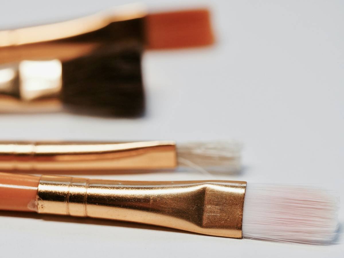 Comparison of lip liner tips after using urban decay lip liner sharpener vs generic sharpener